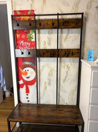 Perchero de metal y madera