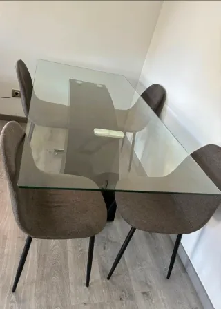 Mesa de cristal y 4 sillas gris oscuro