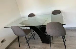 Mesa de cristal y 4 sillas gris oscuro