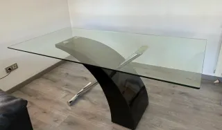 Mesa de cristal y 4 sillas gris oscuro