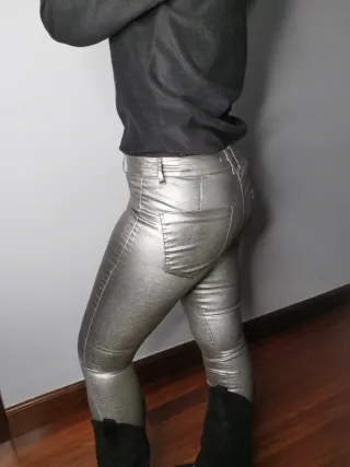 Pantalón polipiel plata. Nuevo