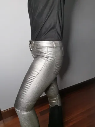 Pantalón polipiel plata. Nuevo