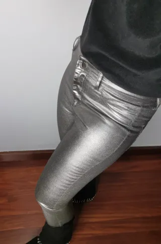 Pantalón polipiel plata. Nuevo