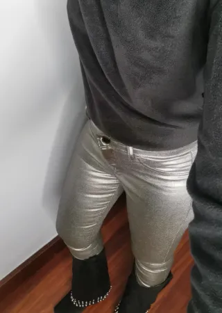 Pantalón polipiel plata. Nuevo