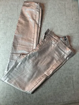 Pantalón polipiel plata. Nuevo