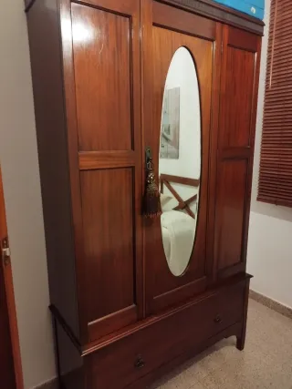 Armario antiguo de barco en madera maciza.