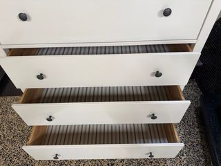 Cómoda blanca de madera