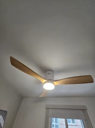 Ventilatore da soffitto in legno e bianco