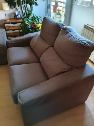 Dos sofás grises de tela