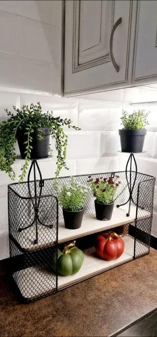 Estantería negra de metal base madera