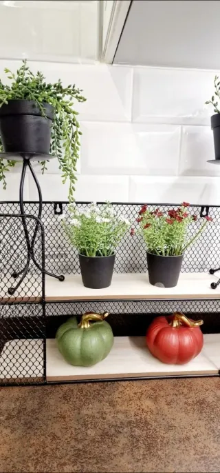 Estantería negra de metal base madera