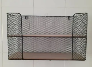 Estantería negra de metal base madera