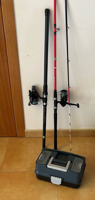 3 canne da pesca e scatola