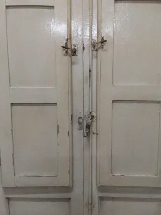 Puerta antigua doble madera y cristal