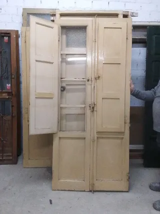 Puerta antigua doble madera y cristal