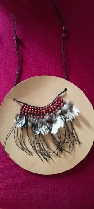 Collana etnica con perline e piume