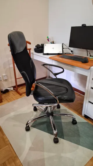 Silla de oficina giratoria negra