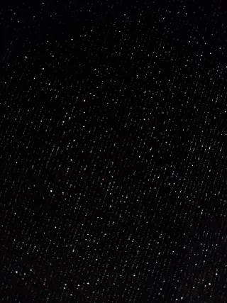 T-shirt de veludo preta com brilhantes coloridos