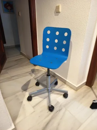 Se regalla silla de escritorio infantil azul