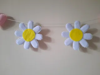 Banner con margherite e cuori rosa