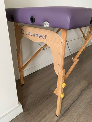 Camilla plegable Quirumed, color lila.