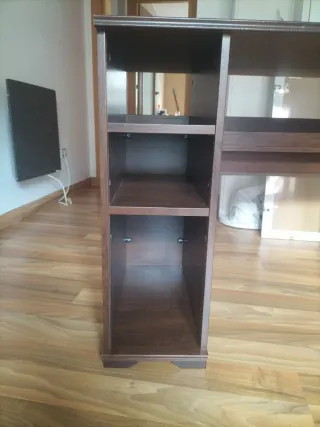 Escritorio de madera marrón