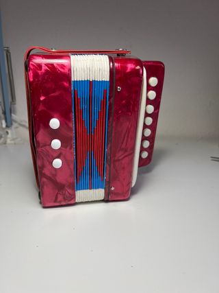 Acordeón de juguete rojo
