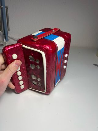 Acordeón de juguete rojo