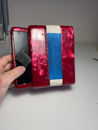 Acordeón de juguete rojo