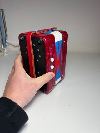 Acordeón de juguete rojo