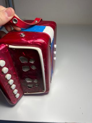 Acordeón de juguete rojo