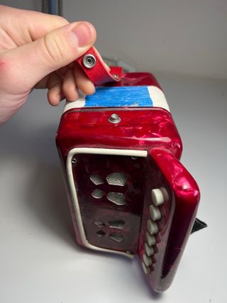 Acordeón de juguete rojo