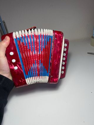 Acordeón de juguete rojo