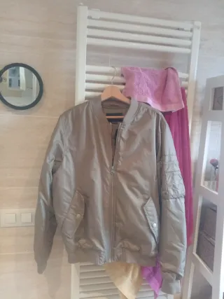 Chaqueta bomber beige sin usar
