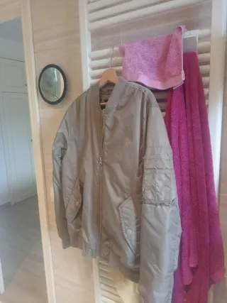 Chaqueta bomber beige sin usar
