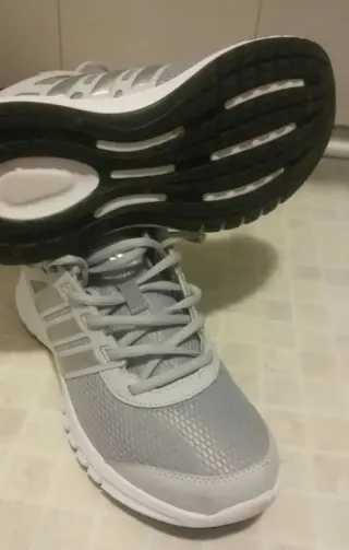 Zapatillas Adidas Grises y Blancas