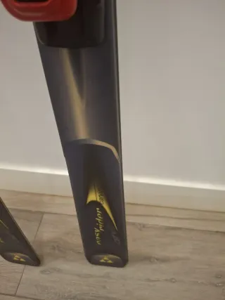 Esquís carving Fisher 178 y ataduras.