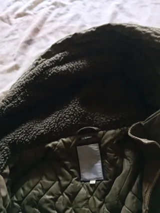 Chaqueta verde militar con capucha