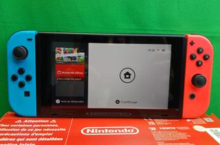 Nintendo Switch con caja y soportes