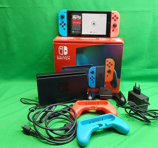 Nintendo Switch con caja y soportes