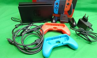 Nintendo Switch con caja y soportes