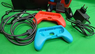 Nintendo Switch con caja y soportes