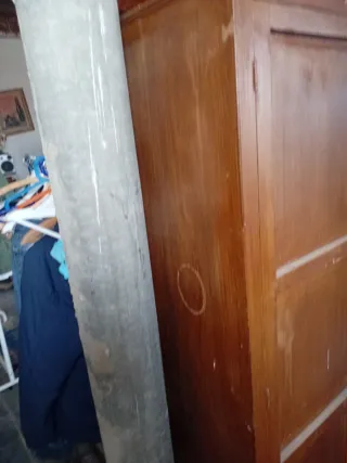 Vitrina antigua de madera y cristal