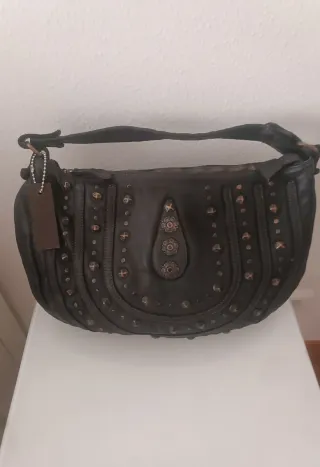 Bolso de cuero auténtico con tachuelas.