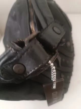 Bolso de cuero auténtico con tachuelas.