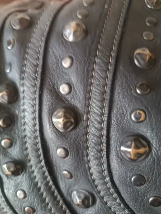 Bolso de cuero auténtico con tachuelas.