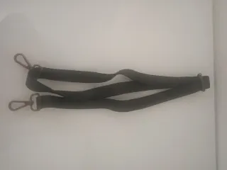 Bolso de cuero auténtico con tachuelas.