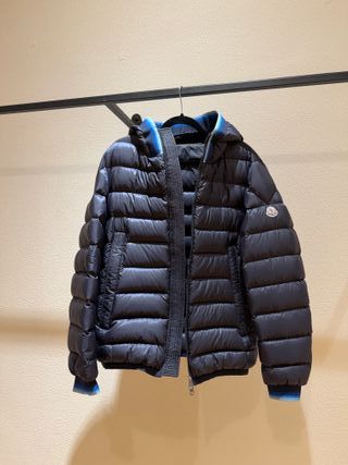 Chaqueta Moncler con Detalles Azules