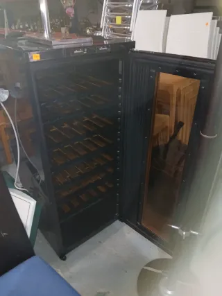 Vinoteca 60 botellas marca Saivod