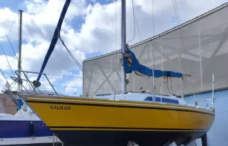 Velero Galileo amarillo